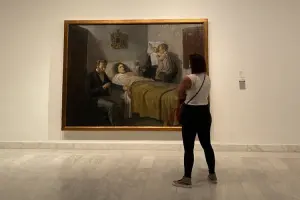 Menina admira quadro no Museu Picasso de Barcelona