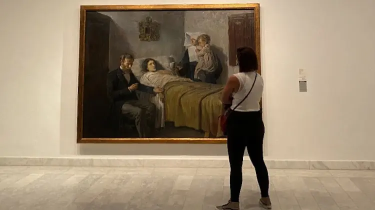 Menina admira quadro no Museu Picasso de Barcelona