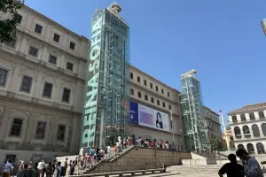 Entrada do Museu Reina Sofia, em Madrid, em um dia de sol