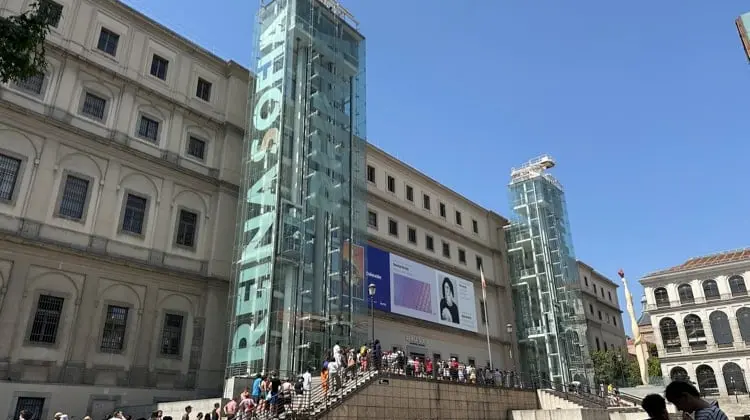 Entrada do Museu Reina Sofia, em Madrid, em um dia de sol