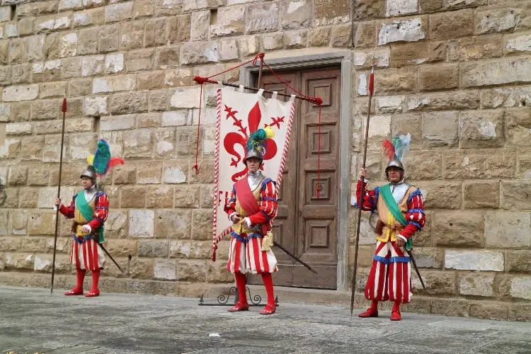 Cerimônia de troca da guarda em Florença, na Itália.
