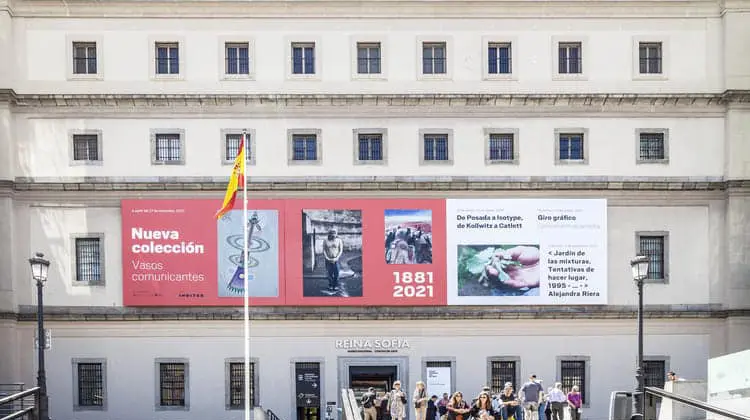 Foto externa do Museu Reina Sofia em Madrid.
