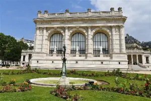 Jardin interno de um museu de moda em Paris.