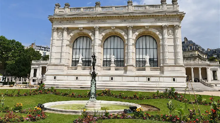 Jardin interno de um museu de moda em Paris.