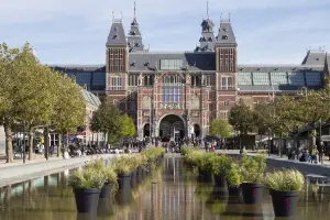 Fachada de museu em Amsterdam.