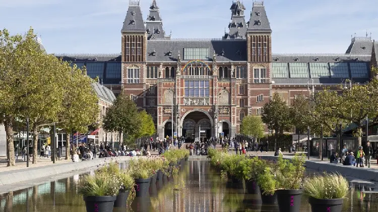 Fachada de museu em Amsterdam.