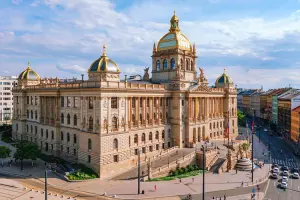 Um dos principais museus em Praga, o Museu Nacional e sua imponente fachada