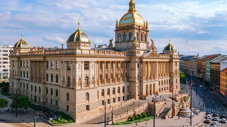 Um dos principais museus em Praga, o Museu Nacional e sua imponente fachada