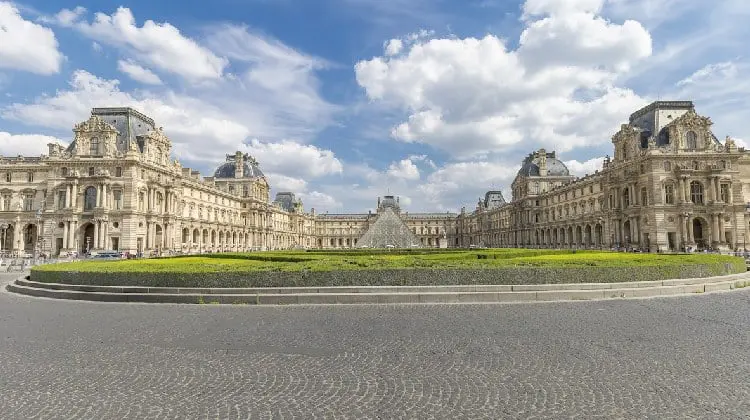 Museu Louvre, em Paris, França