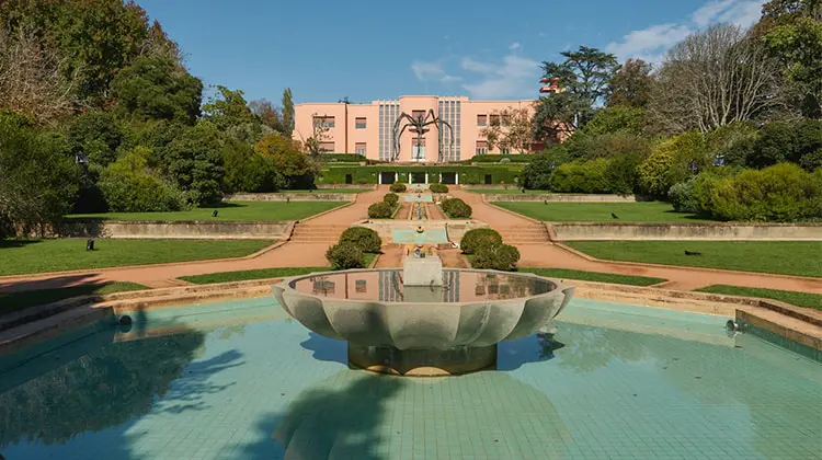 Jardins e prédio da Fundação Serralves