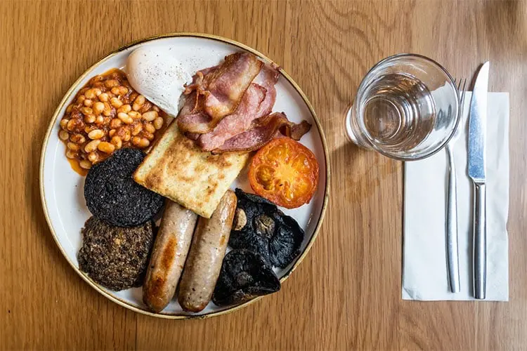 prato com o café da manhã escocês completo