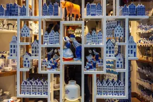 Produtos típicos da Holanda em loja de souvenirs de Amsterdam