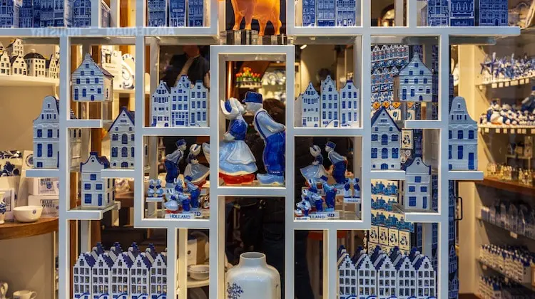Produtos típicos da Holanda em loja de souvenirs de Amsterdam