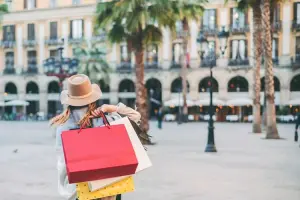 Moça levando bolsa nas costas em Barcelona.