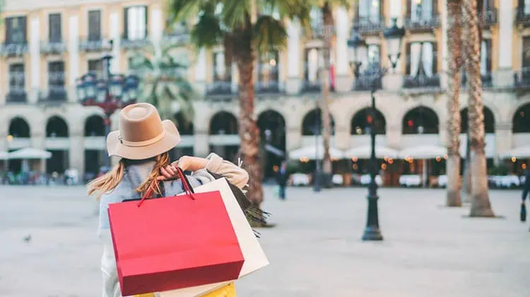 Moça levando bolsa nas costas em Barcelona.