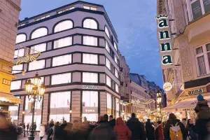 Prédios em rua de comércio bem movimentada em Budapeste