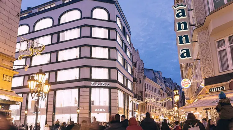 Prédios em rua de comércio bem movimentada em Budapeste