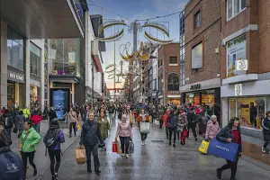 Pessoas fazendo compras em Dublin