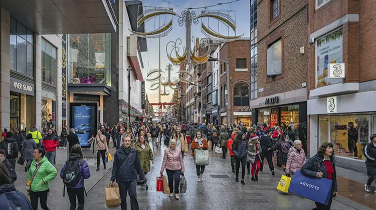 Pessoas fazendo compras em Dublin