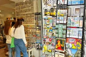 Turistas olham produtos em loja de Lisboa