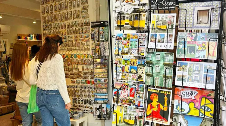 Turistas olham produtos em loja de Lisboa