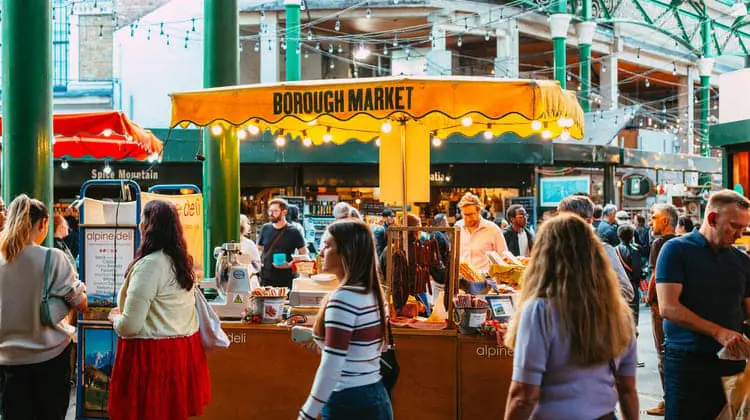 Pessoas em uma feira de rua tentando decidir o que comprar em Londres.