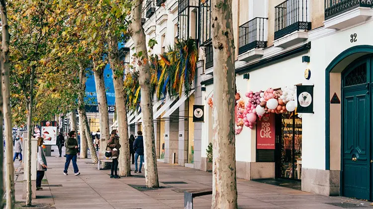 Rua de Madrid, Espanha, em dia de sol.