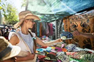Mulher fazendo compras em uma feira
