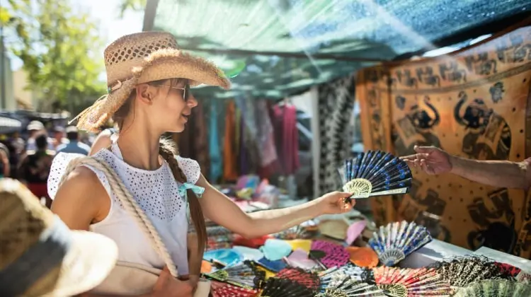 Mulher fazendo compras em uma feira