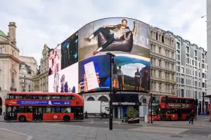 Os famosos ônibus vermelho de dois andares na Piccadilly Circus