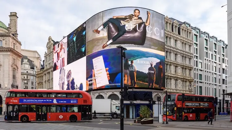 Os famosos ônibus vermelho de dois andares na Piccadilly Circus