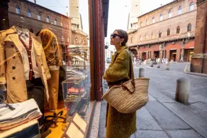 Mulher olhando vitrine de loja na Itália.
