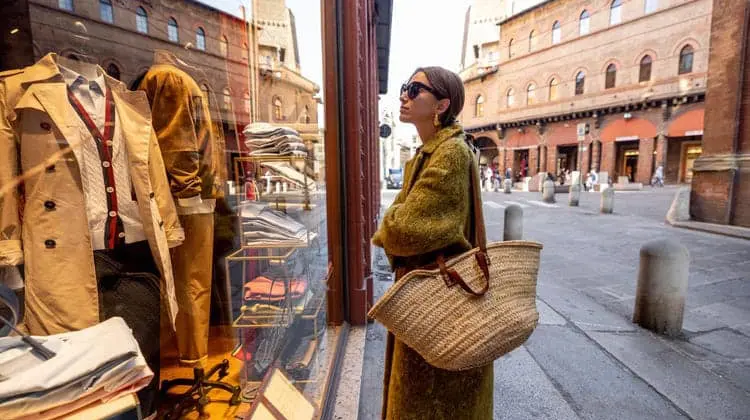 Mulher olhando vitrine de loja na Itália.