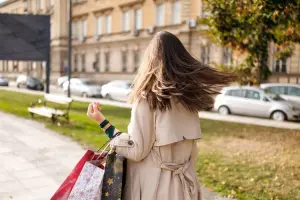 Mulher sabendo o que comprar na Suíça