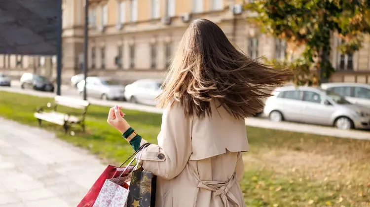 Mulher sabendo o que comprar na Suíça