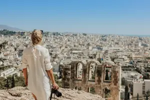 Turista apreciando a vista de Atenas