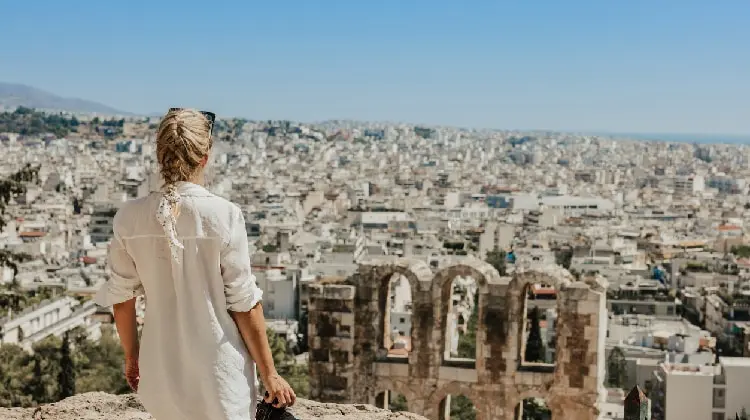 Turista apreciando a vista de Atenas