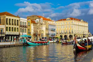Centro e canal de Aveiro com barcos moliceiros e prédios históricos ao fundo