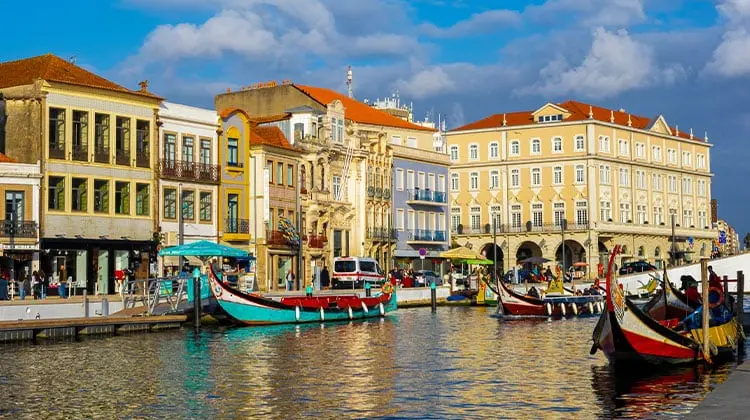 Centro e canal de Aveiro com barcos moliceiros e prédios históricos ao fundo
