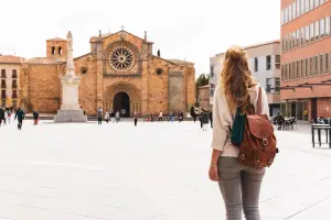 Turista passeando e buscando o que fazer em Ávila