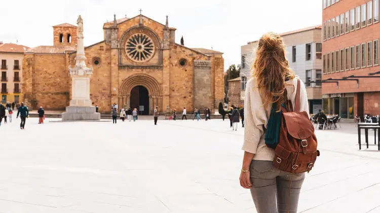 Turista passeando e buscando o que fazer em Ávila