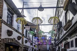 Decoração com sombrinhas no Cathedral Quarter de Belfast, Irlanda do Norte