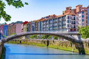 Ponte de la Ribera sob o Rio Nervión, em Bilbao, na Espanha