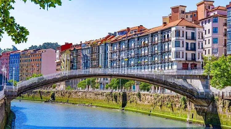 Ponte de la Ribera sob o Rio Nervión, em Bilbao, na Espanha