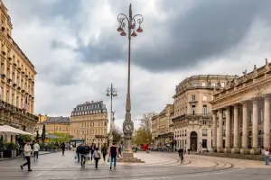 pessoas caminhando em uma das principais praças de Bordeaux