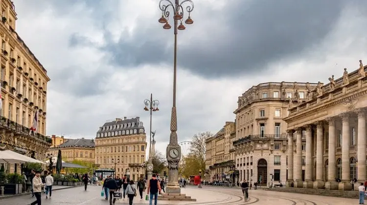 pessoas caminhando em uma das principais praças de Bordeaux