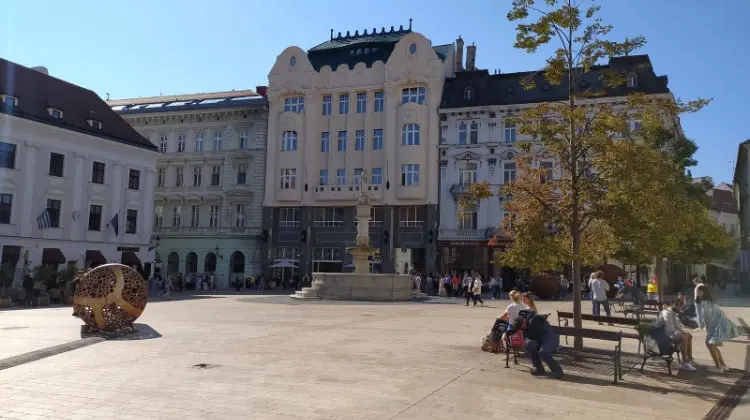 A praça principal é o ponto de partida da lista sobre o que fazer em Bratislava