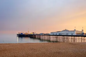 Vista do píer de Brighton a partir da areia