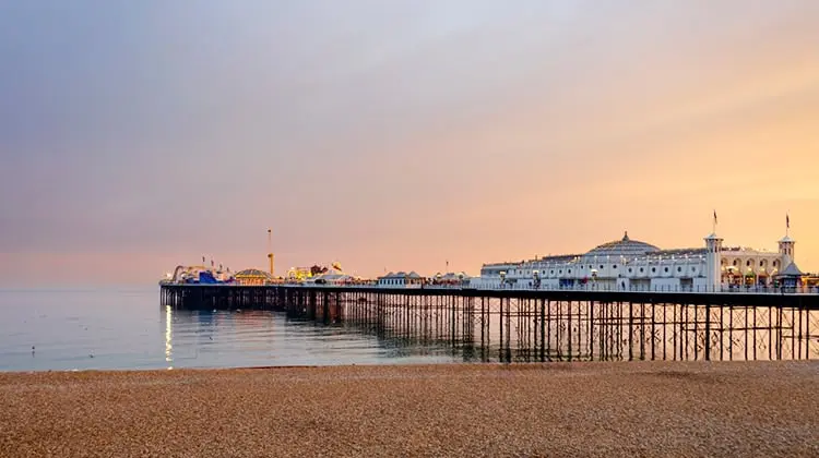 Vista do píer de Brighton a partir da areia