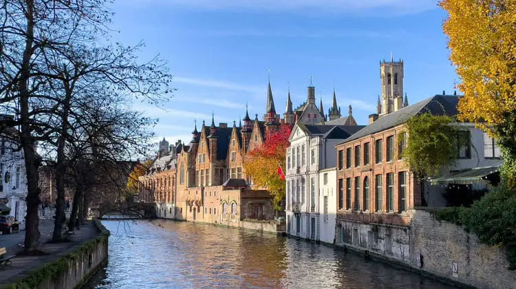 Um dos canais na cidade de Bruges em um dia de sol.